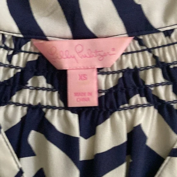 Lilly Pulitzer Elsa Blouse. Sz XS Blue / White Silk Blouse. Excellent Condition - Picture 3 of 3